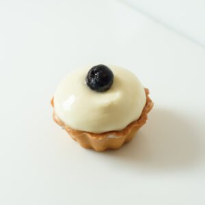 Babeczki z białą czekoladą i owocem