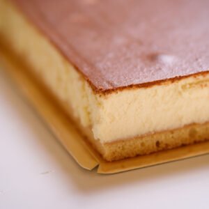 Sernik zwykły z brzoskwiniami