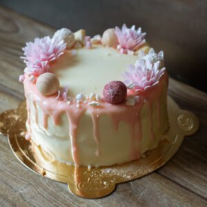 Tort bezowy chałwowy