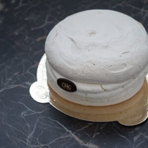 Tort bezowy malinowy