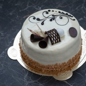 Torcik z bitą śmietaną i owocami w polewie