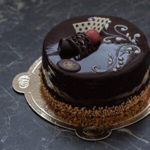 Torcik z biszkoptem, bitą śmietaną i owocami