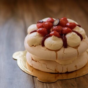 Tort bezowy truskawkowy